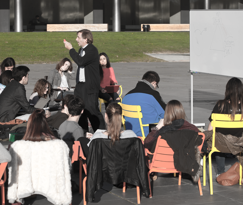 Alumnos de la Facultad de Comunicación en clase