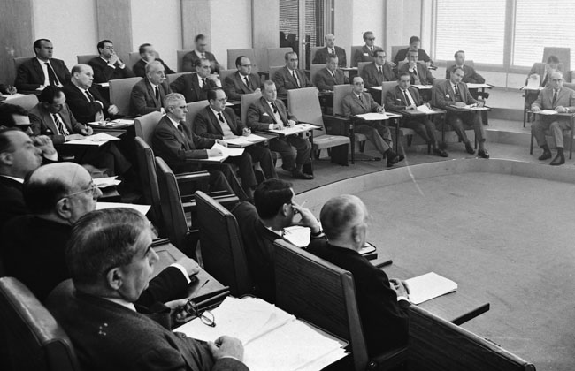 First IESE Business School program and creation of the Institute of Journalism