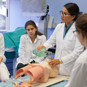 Degree in Medicine + International Program