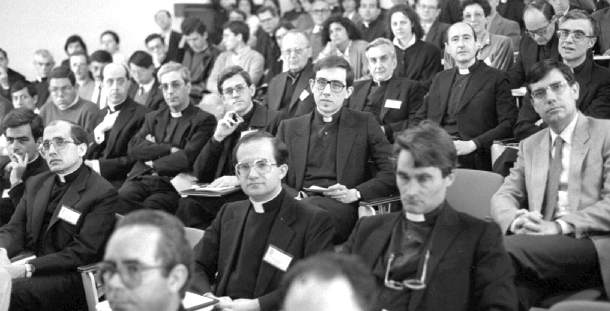 Alumnos de la Facultad de Derecho Canónico en los aledaños del edificio Central de la Universidad de Navarra. Alumnos de la Facultad de Derecho Canónico en los aledaños del edificio Central de la Universidad de Navarra.